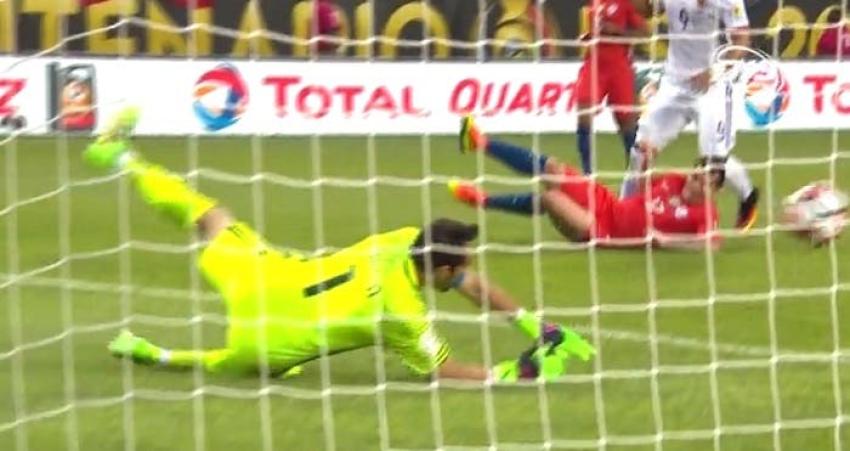 [VIDEO] ¡Tapadón de Claudio Bravo! que evitó el descuento de Colombia en Copa Centenario