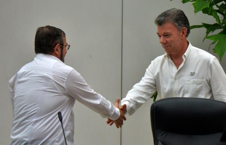 Santos y "Timochenko", de enemigos a artífices de la paz en Colombia