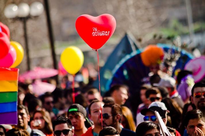 Cientos se congregan para conmemorar el Día Internacional del Orgullo LGBT en Santiago
