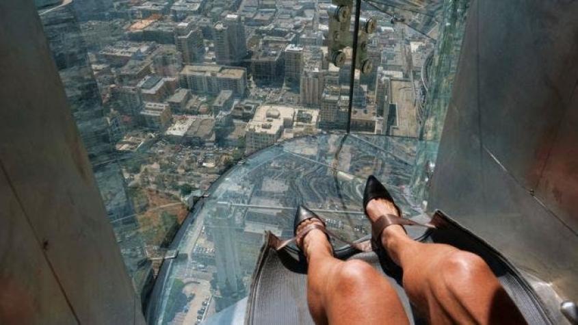 Para los amantes de las emociones fuertes: tobogán de vidrio abre sus puertas a 305 metros de altura