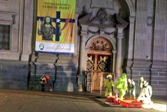 Bomberos se encuentra trabajando en emergencia química al interior de la Catedral Metropolitana