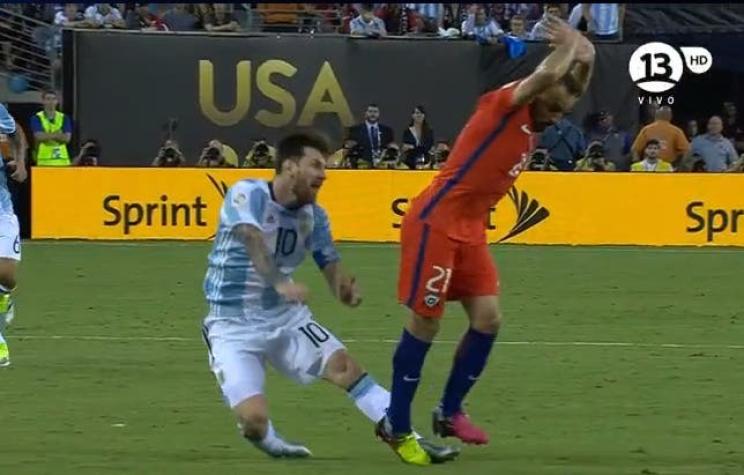 [VIDEO] Por esta falta a Lionel Messi se va expulsado Marcelo Díaz en Chile
