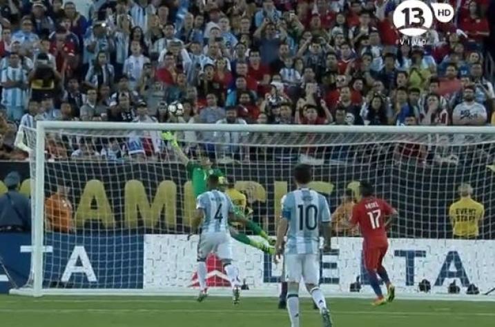 [VIDEO] La increíble atajada de Claudio Bravo en el duelo Chile-Argentina en Copa Centenario