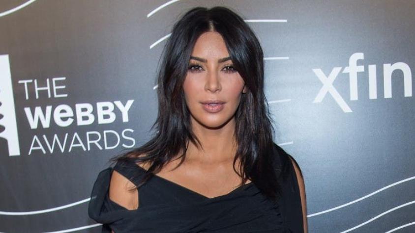 Kim Kardashian lanza nuevos kimojis con motivo del 4 de julio