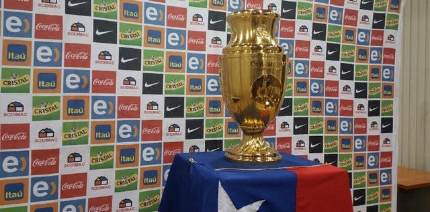 Trofeo de la Copa América Centenario que ganó "La Roja" ya descansa en nuestro país