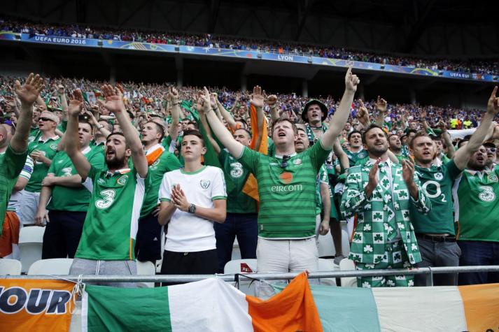 Hinchas de Irlanda reciben medalla en París por su particular comportamiento en la Euro