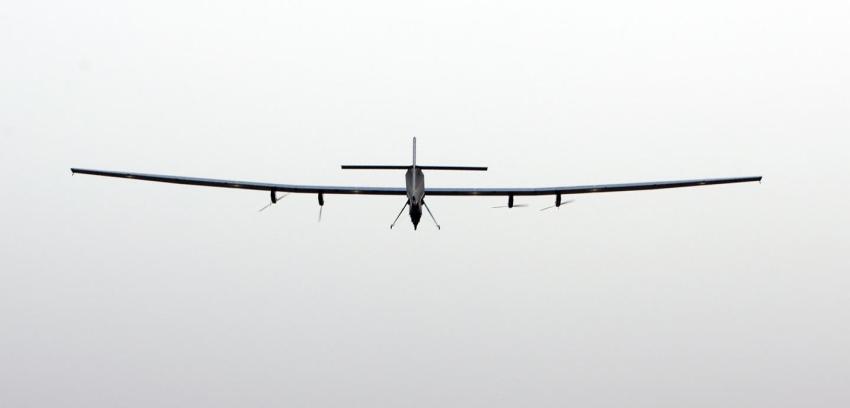 Avión Solar Impulse 2 aterriza en Egipto, penúltima etapa de la vuelta al mundo
