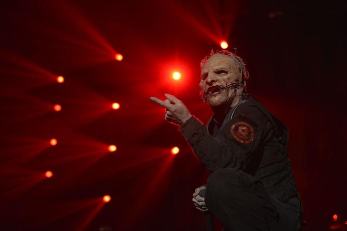 Vocalista de Slipknot responde a fans tras críticas por arrojar celular de fan al suelo