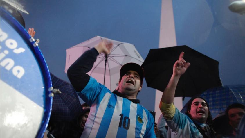 [VIDEO] Banderazo en el Obelisco por Messi: Hinchas argentinos le piden que no se vaya