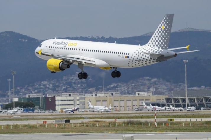 Caos en Barcelona por la cancelación de decenas de vuelos de Vueling