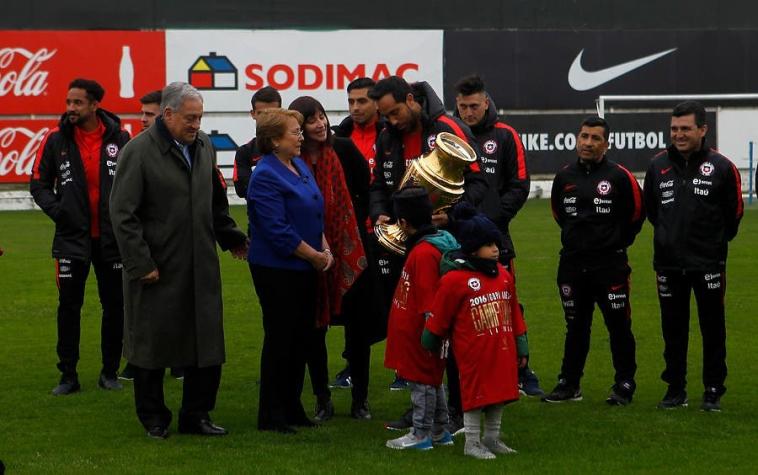 [VIDEO] Michelle Bachelet felicita a los jugadores de "La Roja" en Juan Pinto Durán