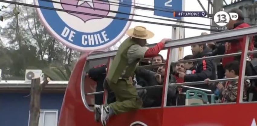 [VIDEO] Hincha se subió al bus donde "La Roja" celebra título de Copa Centenario
