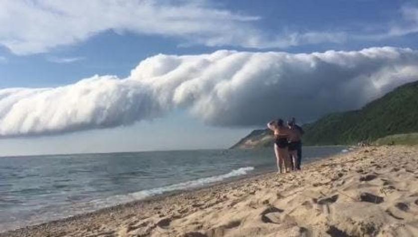 [VIDEO] "Nube rollo" sorprende a bañistas en lago Michigan, EE.UU.