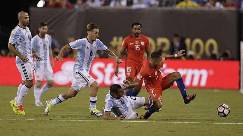 Defensa argentino que lesionó a Alexis: “Le pedí disculpas una vez que terminó el partido”