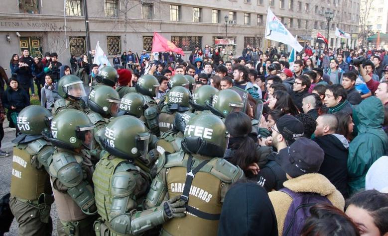 Marcha estudiantil no autorizada dejó 140 detenidos en Santiago