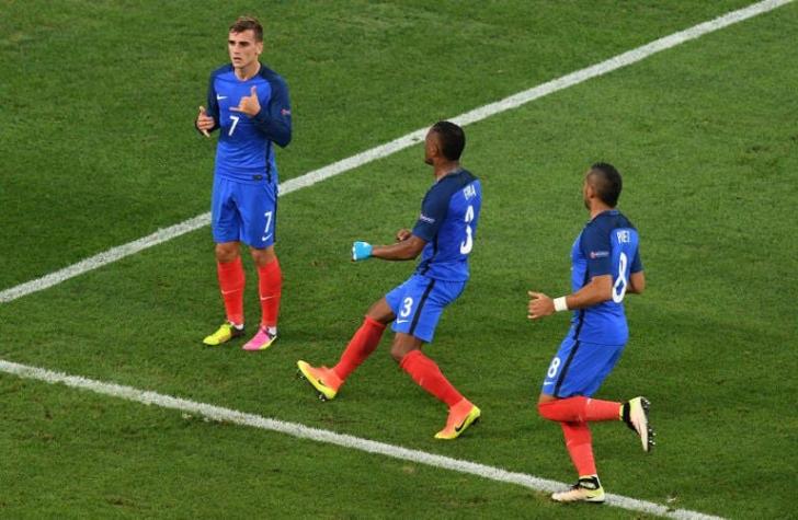 [VIDEO] Griezmann abre la cuenta de penal para Francia tras una increíble mano de Schweinsteiger