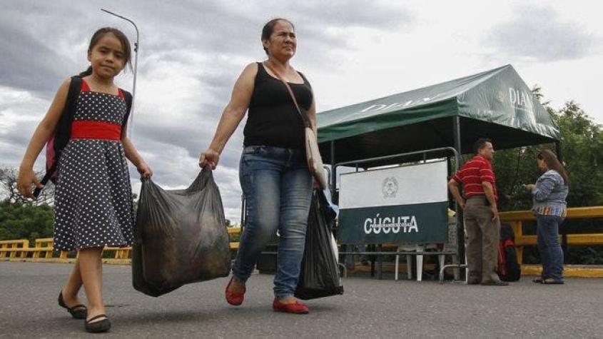 Miles de venezolanos cruzan frontera con Colombia para abastecerse