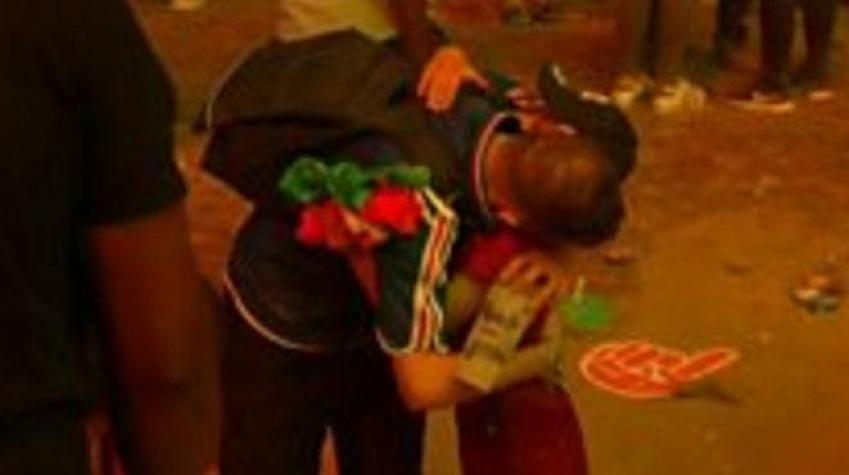[VIDEO] Enternecedor abrazo de niño portugués a un fan francés tras derrota de Francia en Eurocopa
