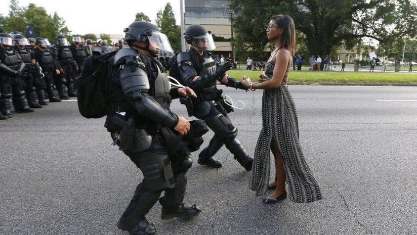 La foto de la mujer negra que se enfrenta sola a policías antidisturbios y que se volvió viral