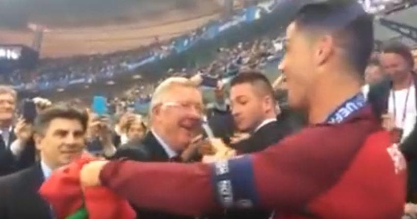 [VIDEO] El simbólico saludo de Sir Alex Ferguson a Cristiano Ronaldo tras ganar la Eurocopa