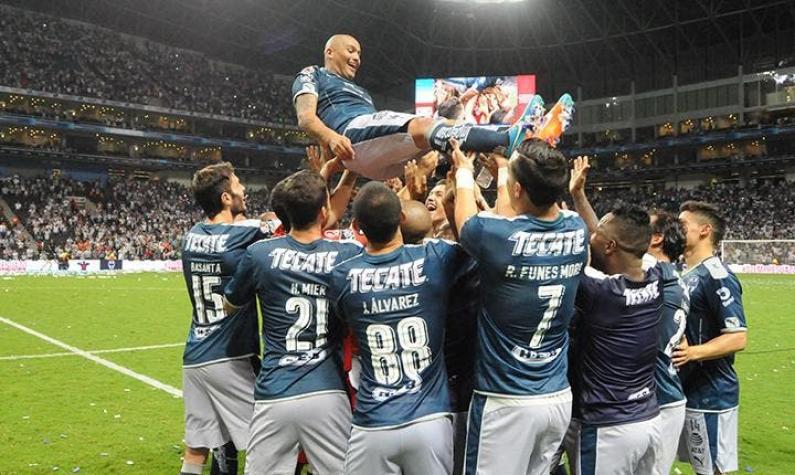 [VIDEO] “Chupete” Suazo recibe emotivo homenaje del Monterrey en su adiós del fútbol