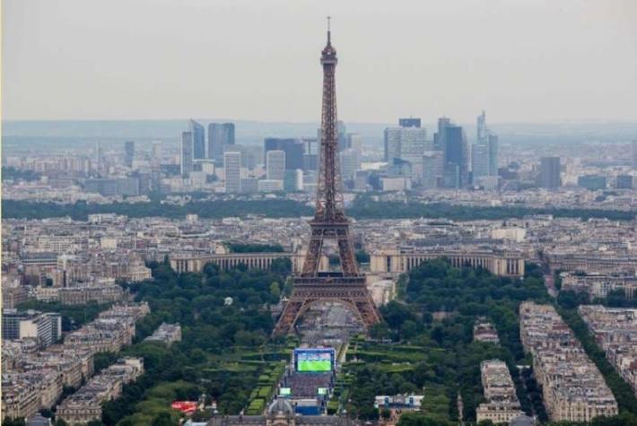[FOTOS] Las impresionantes imágenes del contraste en la Torre Eiffel durante la final de la Euro