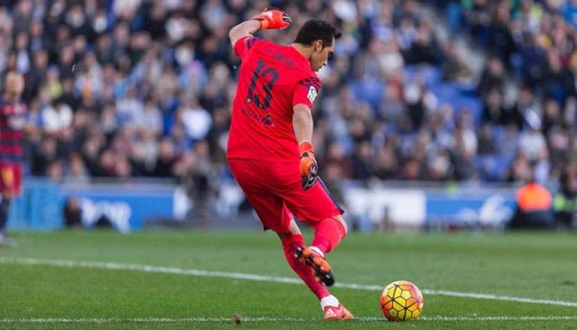 Un "intransferible" Claudio Bravo se incorpora este lunes a las prácticas de FC Barcelona