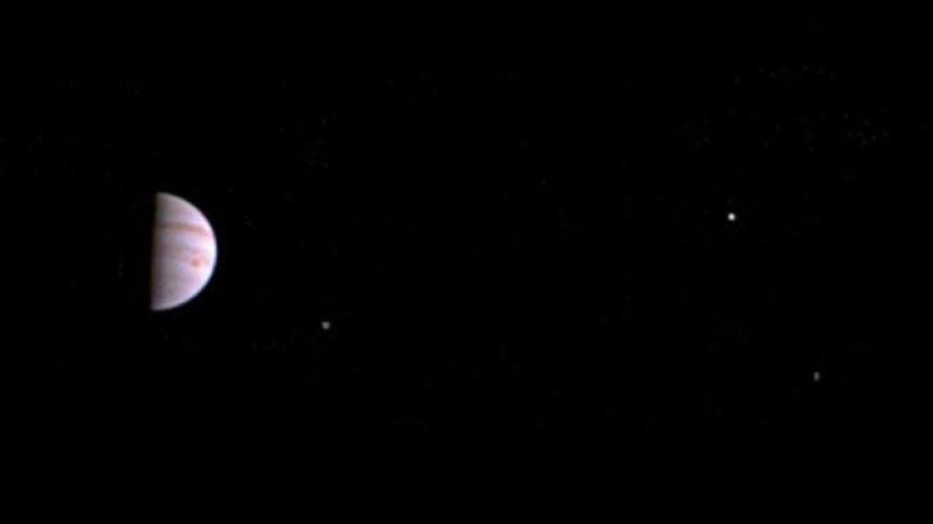 Así es la primera foto que la sonda Juno envió desde la órbita de Júpiter