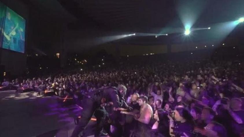 [VIDEO] Vocalista de Slipknot arroja al suelo el móvil de un fanático distraído en pleno concierto