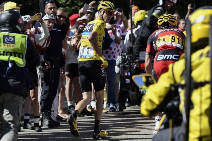 [VIDEO] Insólito: Líder del Tour de Francia corrió para recuperar tiempo tras sufrir caída