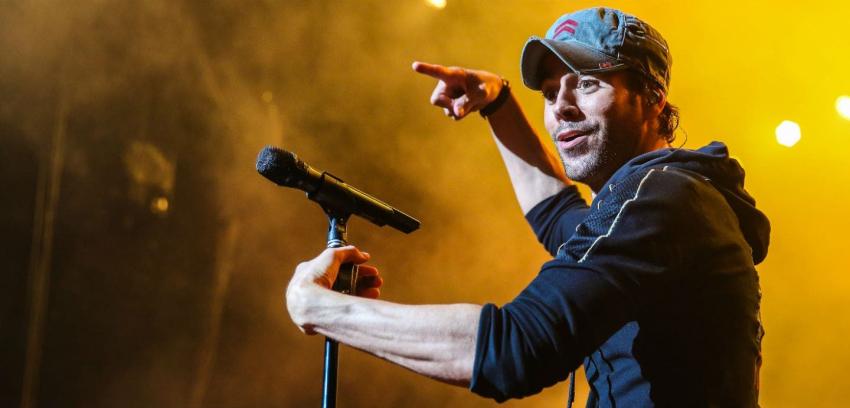 A un año de accidente durante concierto, Enrique Iglesias aún no siente un dedo