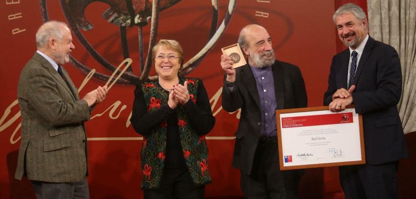 Raúl Zurita recibe Premio de Poesía Pablo Neruda de manos de Michelle Bachelet