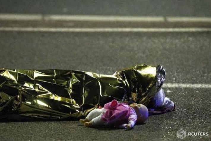 La foto de una niña y su muñeca que simboliza el macabro ataque ocurrido en Niza