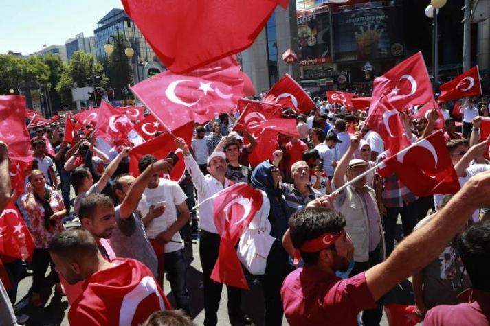 Detenidos 103 generales y almirantes en Turquía tras golpe fallido