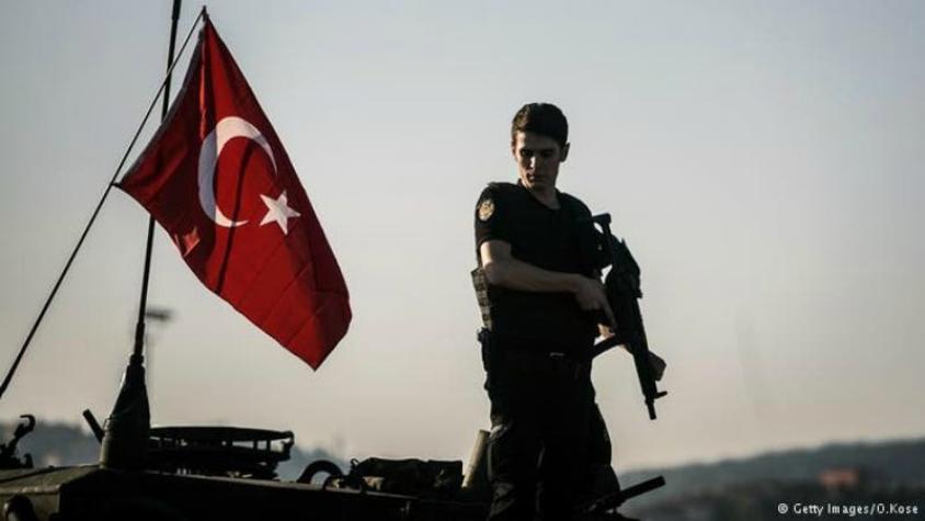 Destituyen a miles de jueces tras intento golpista en Turquía