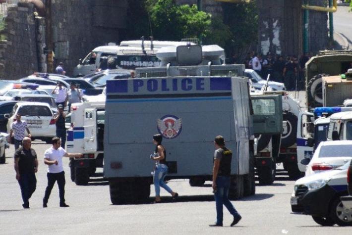 Grupo armado se apodera de edificio policial en capital de Armenia y toma rehenes
