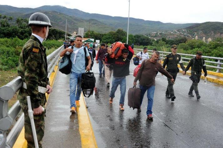 Miles de venezolanos cruzan a Colombia en reapertura de frontera