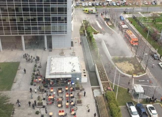 Incendio provoca evacuación completa de edificio de Latam en Las Condes