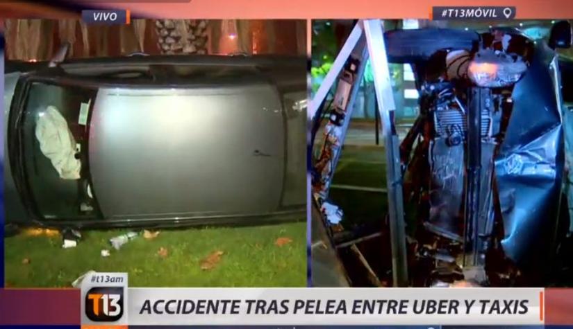 Con un auto volcado termina pelea entre taxistas y Uber