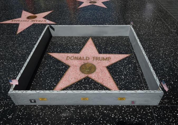 Artista construye muro en estrella de Donald Trump en el paseo de la fama