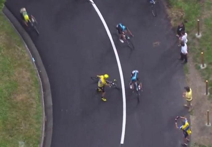 [VIDEO] Froome sube al podio con venda en la rodilla tras sufrir dura caída en el Tour de Francia