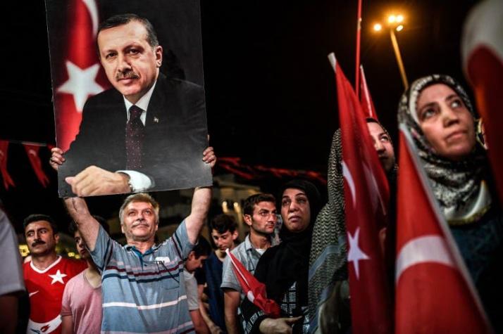 Turquía amplía poderes policiales y anuncia cierre de escuelas privadas