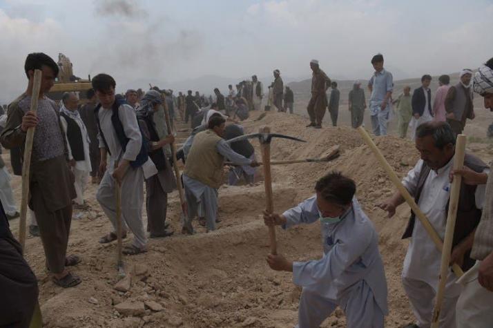 Kabul entierra a sus muertos tras el peor atentado en 15 años