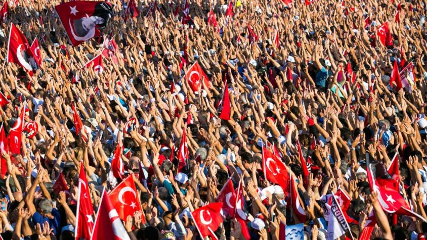 Una marea de banderas rojas de protesta interpartidaria en Estambul recuerda a Ataturk
