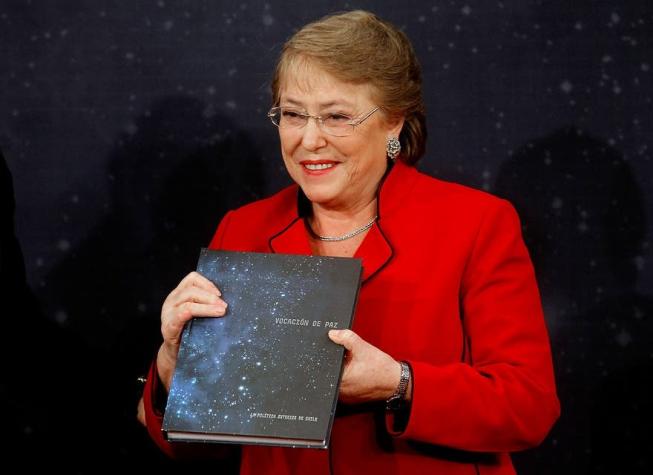 Bachelet lanza libro sobre política exterior y dice que Chile respeta "intangibilidad de tratados"