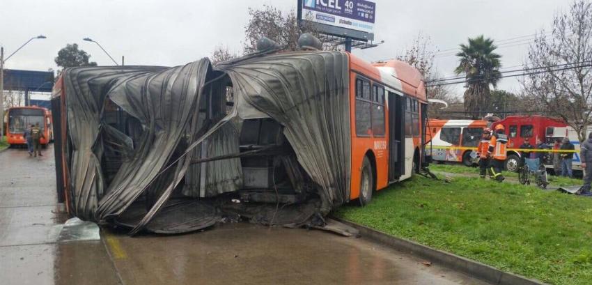 Bus del Transantiago se parte por la mitad tras choque en Maipú