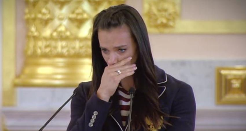 [VIDEO] La emotiva despedida de Yelena Isinbayeba a la delegación rusa