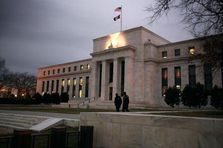 La Fed mantiene sus tasas de interés pese a reducción de riesgos