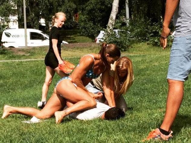 [FOTO] Policía sueca logra detener a asaltante mientras tomaba sol en bikini en un parque