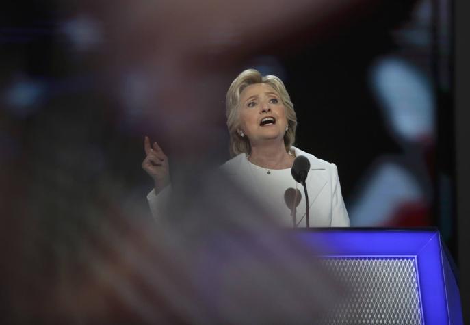Clinton acepta candidatura presidencial con "determinación y una confianza sin límites"